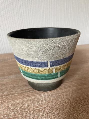 Bloempot met blauw, geel en groene strepen beschikbaar voor biedingen