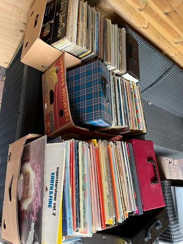Paar dozen met lp’s beschikbaar voor biedingen