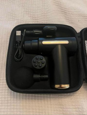 Massage apparaat (massage gun) met opzetstukken + case beschikbaar voor biedingen