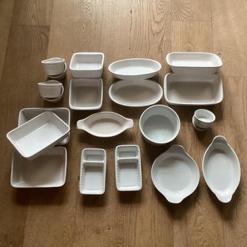 Heel veel stenen bakjes potje schalen patatbakje beschikbaar voor biedingen