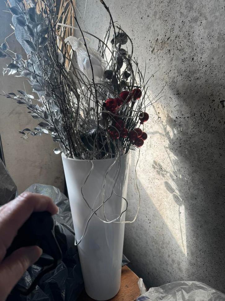 Decoratieve hoge vaas met kunsttakken en verlichting, Huis en Inrichting, Woonaccessoires | Droogbloemen, Zo goed als nieuw, Ophalen of Verzenden