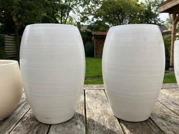 Mooie witte ovalen bloempotten beschikbaar voor biedingen