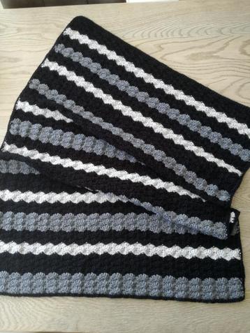 Nieuw gehaakt babykleed / babydekentje beschikbaar voor biedingen