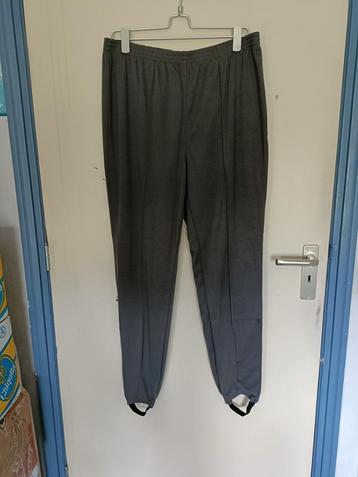 Een grijze "Ski - Broek" met elastiek in de taille. beschikbaar voor biedingen