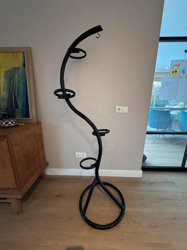 Zwart rotan plantenhouder, Huis en Inrichting, Woonaccessoires | Zuilen en Pilaren, Gebruikt, Ophalen