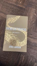 Stieg Larsson - Gerechtigheid, Scandinavië, Ophalen of Verzenden, Zo goed als nieuw, Stieg Larsson