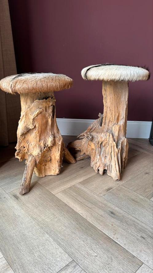 Boomstam krukjes met dierenhuid, Huis en Inrichting, Krukjes, Zo goed als nieuw, Hout, Ophalen