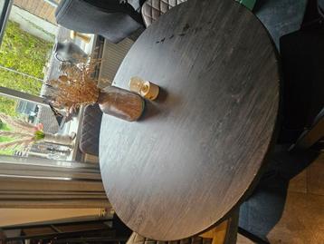 Ronde eetafel beschikbaar voor biedingen