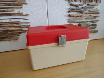 Naaibox, Curver beschikbaar voor biedingen