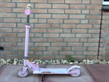 Roze kinderstep met lichtgevende wielen  beschikbaar voor biedingen