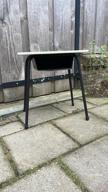 Nachtkastje retro met open vak beschikbaar voor biedingen