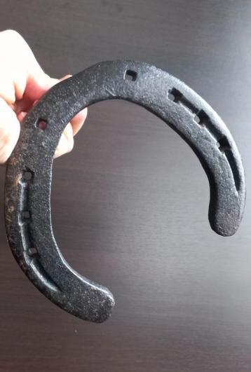 Zeer groot en oude hoefijzer beschikbaar voor biedingen