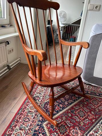 Houten Schommelstoel - Klassiek en Comfortabel beschikbaar voor biedingen
