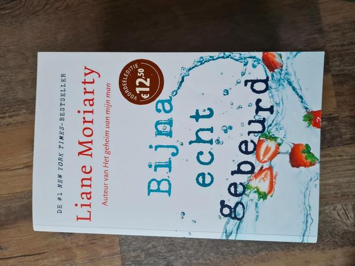 Liane Moriarty - Bijna echt gebeurd, Boeken, Literatuur, Zo goed als nieuw, Ophalen of Verzenden