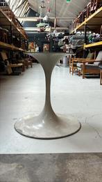 Vintage Trompet of tulpvoet in de stijl van Saarinen, Huis en Inrichting, Tafels | Eettafels, Ophalen, Gebruikt, Rond, Vintage design