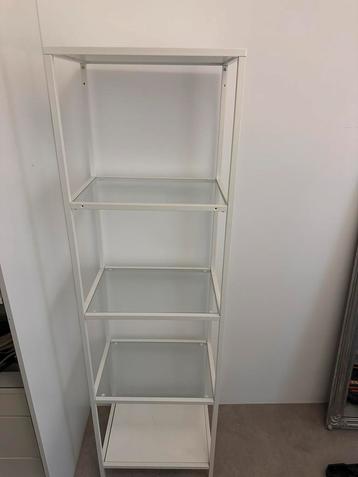 Gratis witte kast met glazen planken
