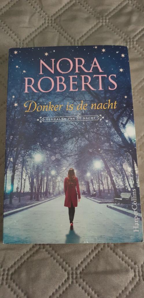 Nora Roberts - Donker is de nacht (Special), Boeken, Romans, Zo goed als nieuw, Nederland, Ophalen of Verzenden