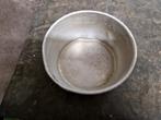 Voer en drinkbakken., Ophalen