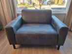 Antraciet suède stoel, Huis en Inrichting, Banken | Sofa's en Chaises Longues, Ophalen, Tweepersoons, 75 tot 100 cm, Zo goed als nieuw