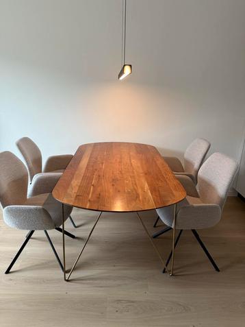 Eikenhouten eettafel met gouden poten beschikbaar voor biedingen