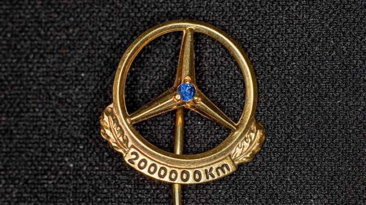 14 kt gouden speld Mercedes 2 miljoen, Sieraden, Tassen en Uiterlijk, Antieke sieraden, Overige typen, Goud, Met edelsteen, Ophalen