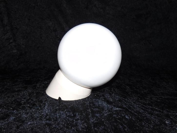 Vintage plafondlampje, pottenkijker, bollamp op scheve kap,, Huis en Inrichting, Lampen | Wandlampen, Gebruikt, Glas, Kunststof