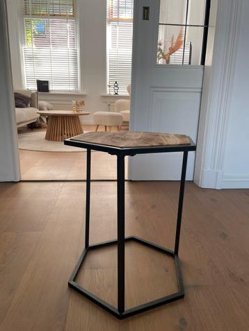 Moderne bijzettafel van Henders en Hazel beschikbaar voor biedingen