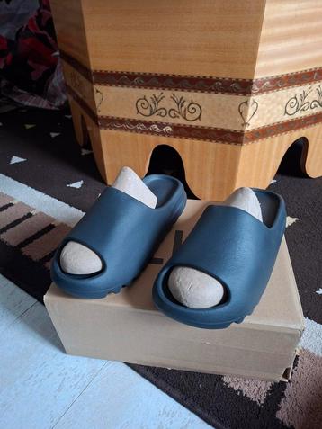 Yeezy Slides beschikbaar voor biedingen