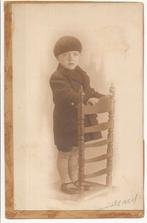 Foto - Kleuter staande op stoel, Gebruikt, Foto, Ophalen of Verzenden, Voor 1940