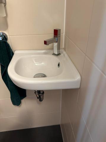 Wastafel met design kraan en sifon beschikbaar voor biedingen
