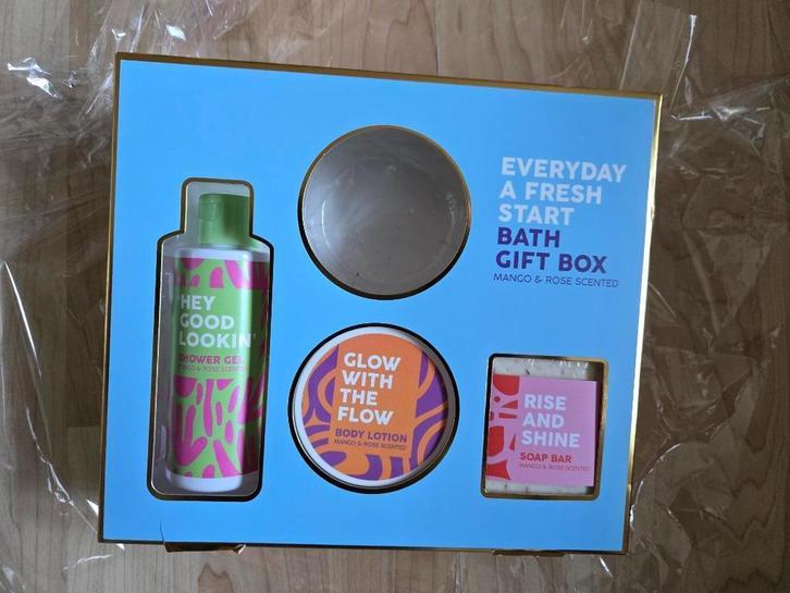 nieuwe doos douche/ bad geschenk set, Sieraden, Tassen en Uiterlijk, Uiterlijk | Lichaamsverzorging, Nieuw, Bad & Douche, Ophalen of Verzenden