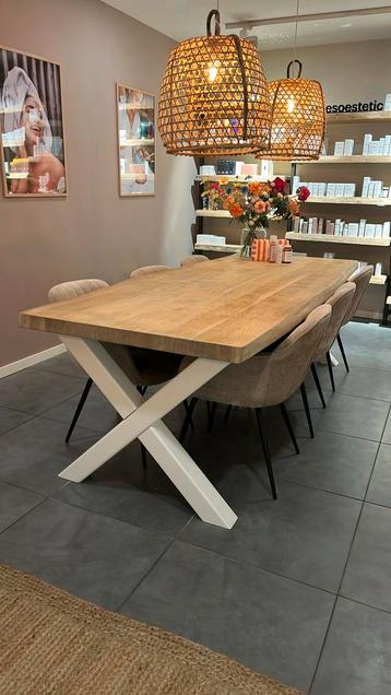 Massieve Boomstam eettafel 250 lang/105 breed  beschikbaar voor biedingen
