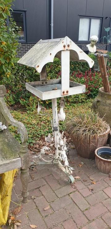 Vogelhuis op sierlijke ijzeren standaard, h 135 cm beschikbaar voor biedingen