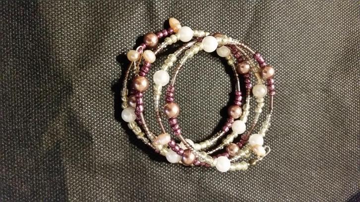 Mooie spiraal armband. Past altijd., Sieraden, Tassen en Uiterlijk, Armbanden, Nieuw, Overige materialen, Roze, Ophalen of Verzenden