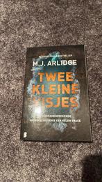Twee kleine visjes M.J. Arlidge, Ophalen of Verzenden, Zo goed als nieuw, Nederland