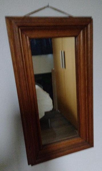  Spiegel met een zwaar houten lijst Afmetingen: 85cm x 47cm 