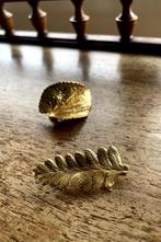 2 broches vergulde blaadjes, Ophalen of Verzenden, Goud, Overige materialen