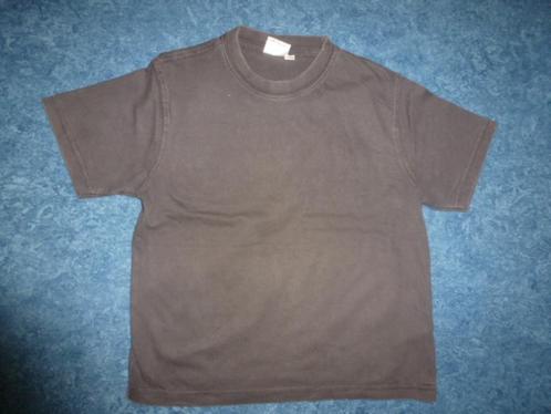 2 effen donker grijze shirts met korte mouwen maat 116, Kinderen en Baby's, Kinderkleding | Maat 116, Zo goed als nieuw, Jongen of Meisje