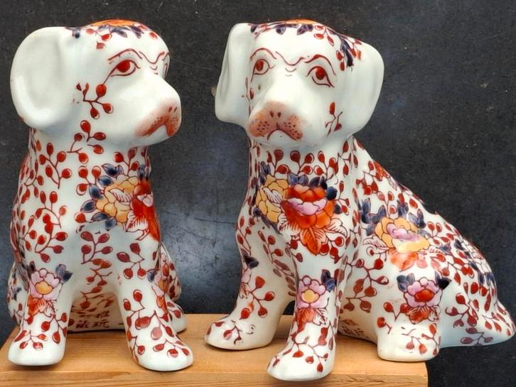 IMARI porselein.  Japan.  Hondenpaar.  Handpainted.  14 cm., Antiek en Kunst, Antiek | Porselein, Ophalen