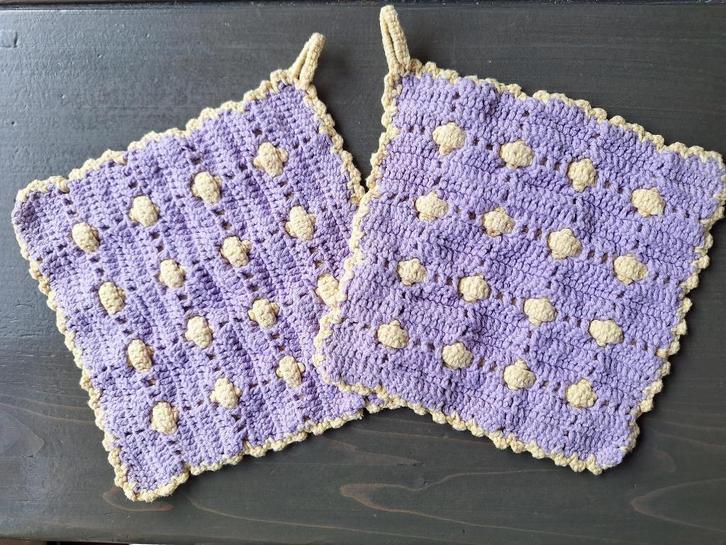 Twee brocante gehaakte pannenlappen, Antiek en Kunst, Antiek | Kleden en Textiel, Ophalen of Verzenden