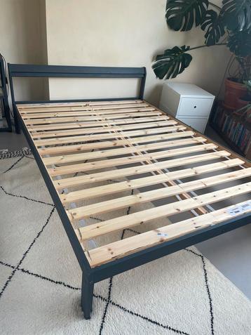 Bed frame met 2 lattenbodems 140 x 200 cm beschikbaar voor biedingen