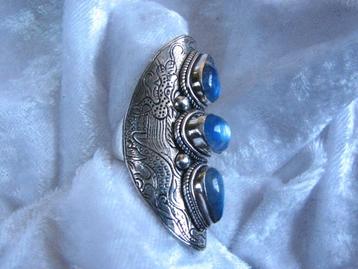 Prachtige Lange Zilveren Ring met 3 Labradoriet stenen en beschikbaar voor biedingen