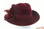 vintage Dameshoed bordeaux rood haarvilt met veren 54 = XS, Ophalen of Verzenden, Zo goed als nieuw, 55 cm (S, 6⅞ inch) of minder