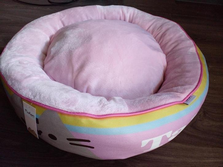 HONDENMAND Pusheen / Mand / Bed / Hondenbed 70x70cm. NIEUW, Dieren en Toebehoren, Hondenmanden, Nieuw, Pluche, Ophalen of Verzenden