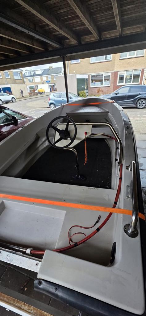 Mooie boot met stuur, Watersport en Boten, Buiten- en Binnenboordmotoren, Gebruikt, Benzine, 5 tot 10 pk, Ophalen
