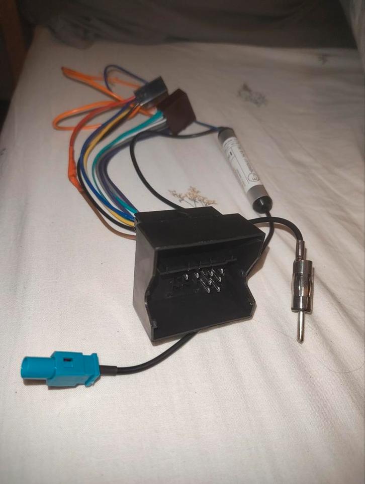 Autoradio ISO naar Citroën, Fiat, Lancia, Peugeot en Toyota, Auto diversen, Autoradio's, Zo goed als nieuw, Ophalen of Verzenden