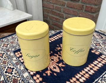 Diverse vintage emaile blikken, broodtrommel en bakjs beschikbaar voor biedingen