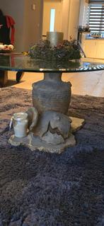 Unieke glazen salontafel met stenen voet, Huis en Inrichting, Tafels | Salontafels, Gebruikt, 50 tot 100 cm, 50 tot 75 cm, Eclectisch