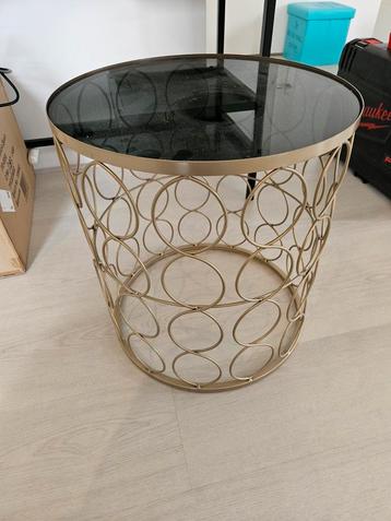 Bijzettafel beschikbaar voor biedingen