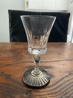 Mooi wijnglas op zilveren? voet, Verzenden